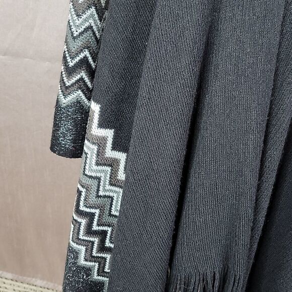 CAREN SPORT‎ Fringed  Chevron Cape OS Plus - Picture 3 of 9